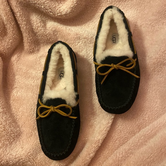 UGG moccasin slippers, size 7 US, black and brown shoe. - Picture 2 of 3